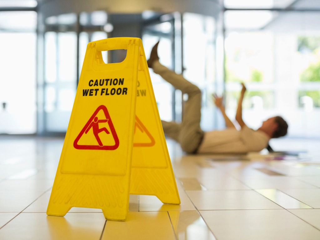 Cadute in piano e pavimenti antisdrucciolevoli: la normativa